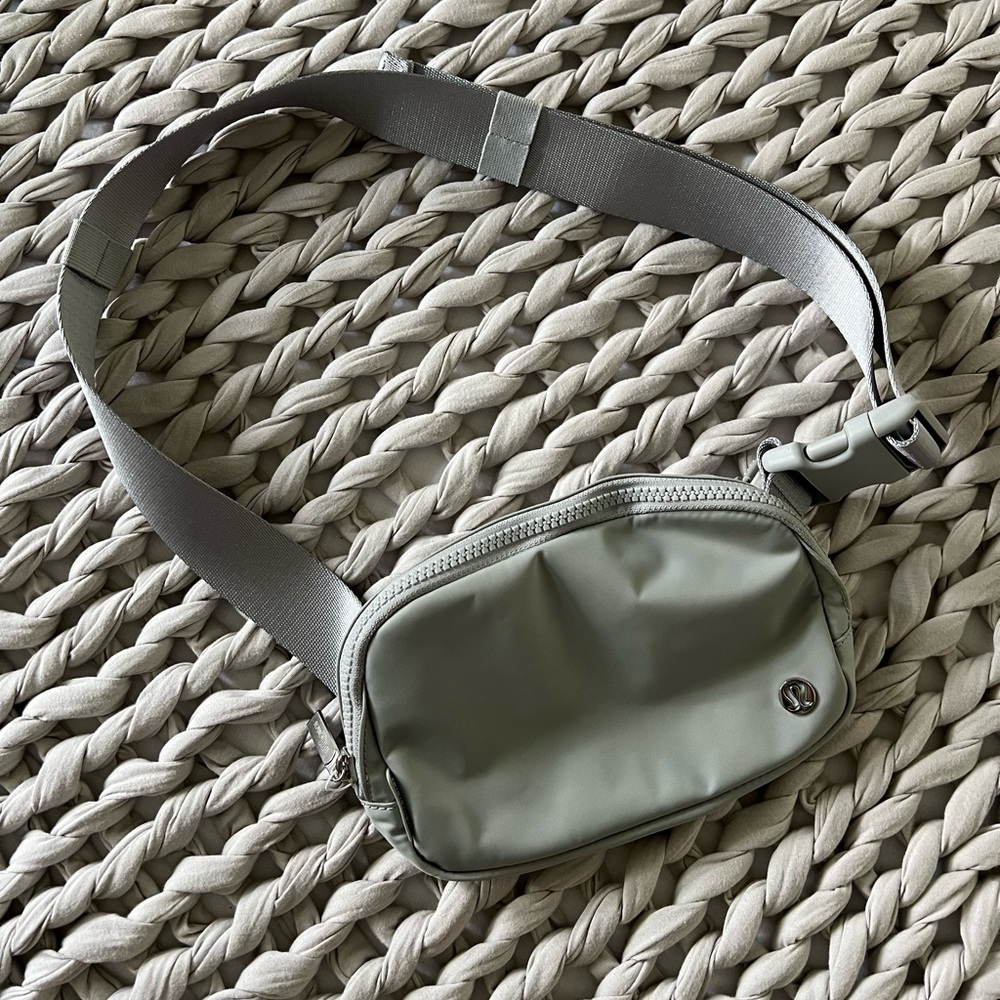 Lululemon Everywhere Belt Bag Silver/Grey